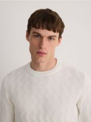 Sweter ze strukturalnej dzianiny - biały. Białe swetry męskie Reserved, l, bez wzorów, z dzianiny, bez kołnierzyka, bez ramiączek. W wyprzedaży za 69.99 zł.