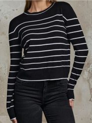 Sweter w paski z okrągłym dekoltem - czarny. Czarne swetry nierozpinane damskie Sinsay, l, bez wzorów, bez kołnierzyka, bez ramiączek. Za 39.99 zł.