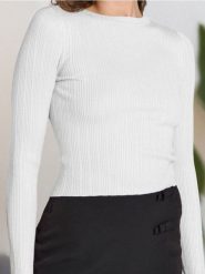 Sweter w prążek - kremowy. Białe swetry nierozpinane damskie Sinsay, l, bez wzorów, z materiału, bez kołnierzyka, bez ramiączek. W wyprzedaży za 19.99 zł.