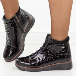 Czarne cr skórzane botki damskie na koturnie Filippo Dbt3179/26. Czarne botki damskie Filippo, na jesień, bez wzorów, z dzianiny, eleganckie, z okrągłym noskiem, bez obcasa, na koturnie, bez zapięcia. Za 339.00 zł.
