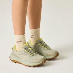 Damskie buty typu cruise. Białe obuwie trekkingowe damskie Regatta, z dzianiny, bez zapięcia. Za 449.99 zł.