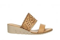 Klapki Bayla-161 161 86 90 Scissors 161505, Beżowy, Skóra naturalna - 41. Brązowe klapki damskie Bayla, na lato, bez wzorów, z gumy, bez obcasa, na koturnie, bez zapięcia. W wyprzedaży za 134.10 zł.