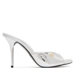 Klapki LOVE MOSCHINO. Szare klapki damskie Love Moschino, bez wzorów, bez obcasa, bez zapięcia. Za 859.99 zł.