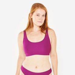 Góra kostiumu kąpielowego surfingowego damska Olaian Aurely teksturowana. Fioletowe bikini OLAIAN, bez wzorów, z elastanu. W wyprzedaży za 39.99 zł.