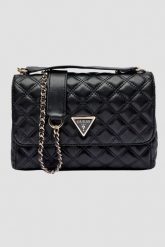 GUESS Czarna pikowana torebka damska Giully 2. Czarne listonoszki damskie Guess, z aplikacjami, ze skóry ekologicznej, pikowane, bez dodatków. W wyprzedaży za 398.99 zł.