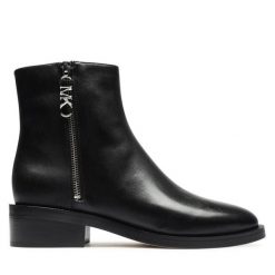 Botki MICHAEL Michael Kors. Czarne botki damskie MICHAEL Michael Kors, bez wzorów, bez obcasa, na płaskiej podeszwie, bez zapięcia. Za 1,609.00 zł.
