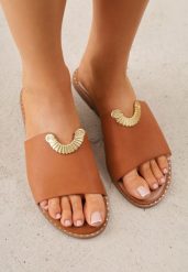 Jasnobrązowe Klapki VICES z Biżuteryjnym Detalem w Kształcie Łuku Himemelle. Brązowe klapki damskie Born2be, z aplikacjami, z jeansu, biznesowe, bez obcasa, na płaskiej podeszwie, bez zapięcia. Za 79.99 zł.