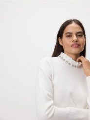 Sweter z ozdobną aplikacją - kremowy. Białe swetry nierozpinane damskie Reserved, l, z aplikacjami, z dzianiny, bez kołnierzyka, bez ramiączek. Za 129.99 zł.