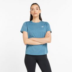 Koszulka damska New Balance WT41253TUM – niebieska. Niebieskie bluzki damskie New Balance, xs, bez wzorów, z materiału, sportowe, bez kołnierzyka, bez ramiączek. Za 99.99 zł.