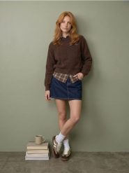 Sweter z okrągłym dekoltem - brązowy. Brązowe swetry nierozpinane damskie Sinsay, l, bez wzorów, bez kołnierzyka, bez ramiączek. Za 45.99 zł.