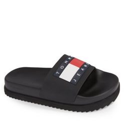 Klapki Tommy Jeans. Czarne klapki damskie Tommy Jeans, bez wzorów, z jeansu, bez obcasa, bez zapięcia. Za 249.99 zł.