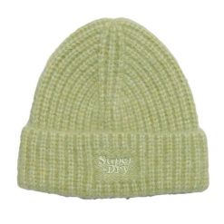 Damska czapka z dzianiny ściągaczowej Superdry. Zielone czapki damskie Superdry, na zimę, bez wzorów, z dzianiny, eleganckie. Za 123.35 zł.