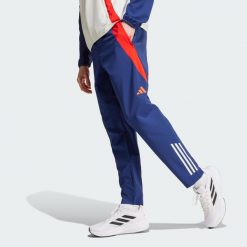Spodnie Olympique Lyonnais Tiro 24 Presentation. Białe spodnie sportowe męskie Adidas, xl, bez wzorów, z dresówki, do piłki nożnej. W wyprzedaży za 209.30 zł.