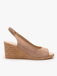 Beżowe sandały na koturnie. Brązowe sandały damskie Ryłko, bez wzorów, ze skóry, z okrągłym noskiem, bez obcasa, na koturnie, bez zapięcia. Za 379.99 zł.