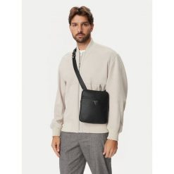 Saszetka Guess. Czarne saszetki i nerki męskie Guess, z aplikacjami. Za 291.99 zł.