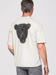 Koszulka męska loose fit z srebrno-czarną aplikacją pantery z cekinów i koralików na plecach - złamana biel V2 - Rozmiar: XL. Czarne t-shirty męskie Ombre Clothing, m, z aplikacjami, z bawełny, bez kołnierzyka, bez ramiączek. Za 297.99 zł.