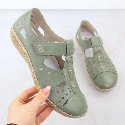 Półbuty damskie na rzep komfortowe ażurowe zielone Rieker 44852-52. Zielone półbuty damskie Rieker, w ażurowe wzory, ze skóry, bez obcasa, bez zapięcia. Za 339.00 zł.