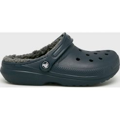 Crocs - Klapki. Niebieskie klapki damskie Crocs, bez wzorów, z materiału, bez obcasa, na obcasie, bez zapięcia. W wyprzedaży za 99.90 zł.