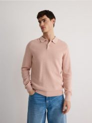 Bawełniany sweter polo - pastelowy róż. Czerwone swetry męskie Reserved, l, bez wzorów, z bawełny, bez kołnierzyka, bez ramiączek. W wyprzedaży za 39.99 zł.