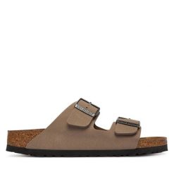 Klapki Birkenstock. Brązowe klapki damskie Birkenstock, bez wzorów, bez obcasa, bez zapięcia. Za 379.99 zł.