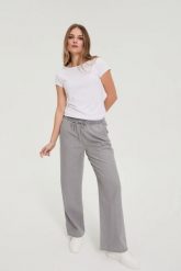 Jeansy z szerokimi nogawkami szare. Szare jeansy damskie MOODO, bez wzorów, z bawełny. Za 139.99 zł.