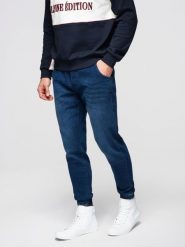 Męskie spodnie jeansowe joggery ze ściagaczem w pasie - ciemnoniebieskie V3 - Rozmiar: M. Niebieskie spodnie materiałowe męskie Ombre Clothing, z aplikacjami, z bawełny. Za 239.99 zł.