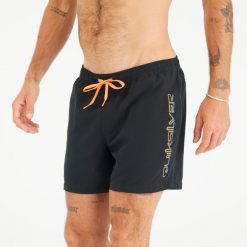 Spodenki surfingowe męskie Quiksilver Behind Waves krótkie 15". Czarne szorty męskie Quiksilver, bez wzorów, z poliesteru, sportowe. W wyprzedaży za 89.99 zł.