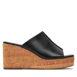 Klapki Tamaris. Czarne klapki damskie Tamaris, bez wzorów, bez obcasa, bez zapięcia. Za 299.99 zł.
