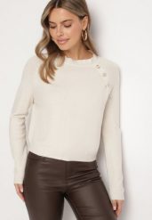 Beżowy Sweter z Wiskozą Ozdobiony Guzikami Atinethra. Brązowe swetry nierozpinane damskie Born2be, z aplikacjami, z wiskozy, eleganckie, bez kołnierzyka, bez ramiączek. Za 74.99 zł.
