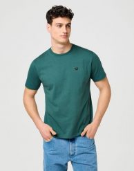 MĘSKA KOSZULKA WRANGLER SIGN OFF TEE BISTRO GREEN 112371479. Zielone t-shirty męskie Wrangler, l, bez wzorów, bez kołnierzyka, bez ramiączek. Za 79.99 zł.