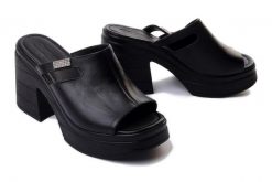 ARTIKER RELAKS 52C0496 czarny, klapki damskie. Czarne klapki damskie Artiker Relaks, na lato, bez wzorów, ze skóry, bez obcasa, na obcasie, bez zapięcia. Za 239.90 zł.
