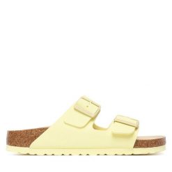 Klapki Birkenstock. Żółte klapki damskie Birkenstock, bez wzorów, bez obcasa, bez zapięcia. Za 449.99 zł.