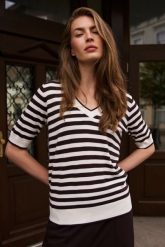 Lekki sweter w paski brązowy. Brązowe swetry nierozpinane damskie MOODO, l, bez wzorów, z poliamidu, bez kołnierzyka, bez ramiączek. Za 89.99 zł.
