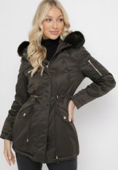 Ciemnozielona Kurtka Parka ze Ściągaczem i Kapturem z Futerkiem Kathateia. Zielone kurtki damskie Born2be, na zimę, l, bez wzorów, z materiału. Za 269.99 zł.