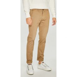 Pepe Jeans - Spodnie Sloane. Brązowe eleganckie spodnie męskie Pepe Jeans, bez wzorów, z bawełny, casualowe. W wyprzedaży za 179.90 zł.