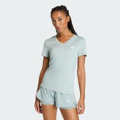 Koszulka Workout Essentials V-Neck. Zielone bluzki damskie Adidas, bez wzorów, sportowe, bez kołnierzyka, bez ramiączek. Za 109.00 zł.