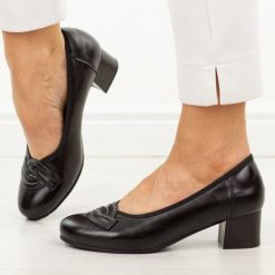 Czarne skórzane czółenka damskie Potocki 19412. Czarne czółenka damskie POTOCKI, na jesień, bez wzorów, ze skóry, eleganckie, z okrągłym noskiem, bez obcasa, na obcasie, bez zapięcia. Za 219.00 zł.