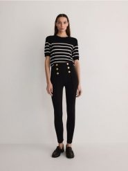 Legginsy z ozdobnymi guzikami - czarny. Czarne legginsy damskie Reserved, bez wzorów, z dzianiny. W wyprzedaży za 39.99 zł.