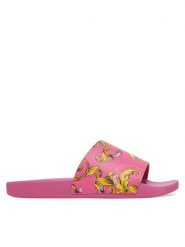 Versace Jeans Couture Klapki 78VA3SQ3 Różowy. Czerwone klapki damskie Versace Jeans Couture, bez wzorów, z jeansu, bez obcasa, bez zapięcia. Za 319.99 zł.