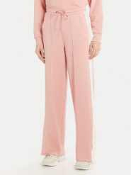 Guess Spodnie dresowe V5RB00 KCO72 Różowy Regular Fit. Czerwone spodnie dresowe damskie Guess, z aplikacjami, z dresówki. Za 209.99 zł.