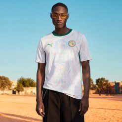 Koszulka piłkarska replika Puma Senegal Mistrzostwa Świata 2026 domowa. Bluzki damskie Decathlon, xl, bez wzorów, sportowe, bez kołnierzyka, bez ramiączek. Za 449.99 zł.