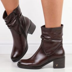 Brązowe botki damskie na obcasie Vinceza 10547 Cf. Brązowe botki damskie VINCEZA, na jesień, bez wzorów, z polaru, eleganckie, z okrągłym noskiem, bez obcasa, na obcasie, bez zapięcia. Za 209.00 zł.