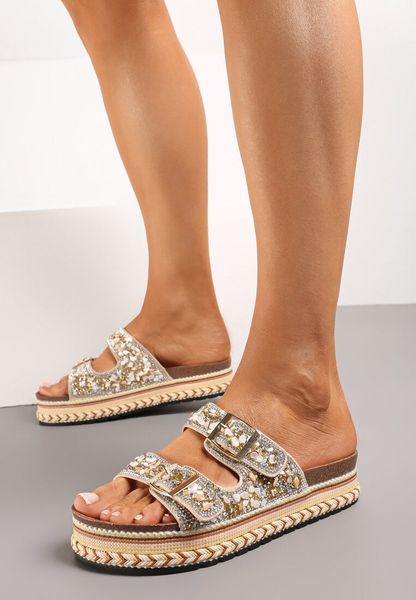 Złote Klapki na Niskiej Platformie z Kamyczkami i Cyrkoniami oraz Sprzączkami Effonata. Żółte klapki damskie Renee, na lato, bez wzorów, bez obcasa, na płaskiej podeszwie, bez zapięcia. Za 119.99 zł.