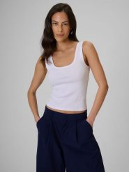 4F Top slim z prążkowanej dzianiny damski - biały XXL. Białe topy damskie 4F, uniwersalny, bez wzorów, z bawełny, bez kołnierzyka, bez ramiączek. Za 59.99 zł.