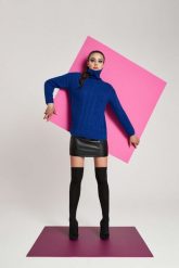 Sweter w warkoczowy splot lazurowy. Niebieskie swetry nierozpinane damskie MOODO, s, bez wzorów, ze splotem, bez kołnierzyka, bez ramiączek. W wyprzedaży za 55.99 zł.