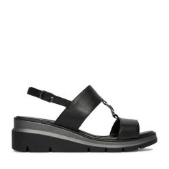 Sandały Lasocki. Czarne sandały damskie Lasocki, bez wzorów, bez obcasa, na koturnie, bez zapięcia. Za 179.99 zł.