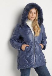 Niebieska Pikowana Kurtka z Kapturem z Odpinanym Futerkiem Sevea. Niebieskie kurtki sportowe damskie Born2be, plus size, bez wzorów, z jeansu, bez ramiączek, z kapturem, trekkingowe. Za 219.99 zł.