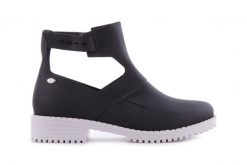 Botki Mel 32160 White Black, Biały/Czarny, Guma - 35-36. Czarne botki damskie Melissa, na jesień, bez wzorów, z gumy, klasyczne, przed kolano, bez obcasa, bez zapięcia. W wyprzedaży za 59.00 zł.