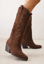 Brązowe Kozaki Kowbojki na Stożkowym Obcasie z Ażurową Cholewką Tidanna. Brązowe kozaki damskie Born2be, na lato, w ażurowe wzory, z jeansu, bez obcasa, na obcasie, bez zapięcia. Za 139.99 zł.