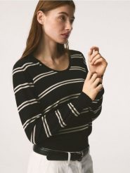 Sweter z lyocellem - czarny. Czarne swetry nierozpinane damskie Reserved, l, bez wzorów, z bawełny, bez kołnierzyka, bez ramiączek. Za 199.99 zł.